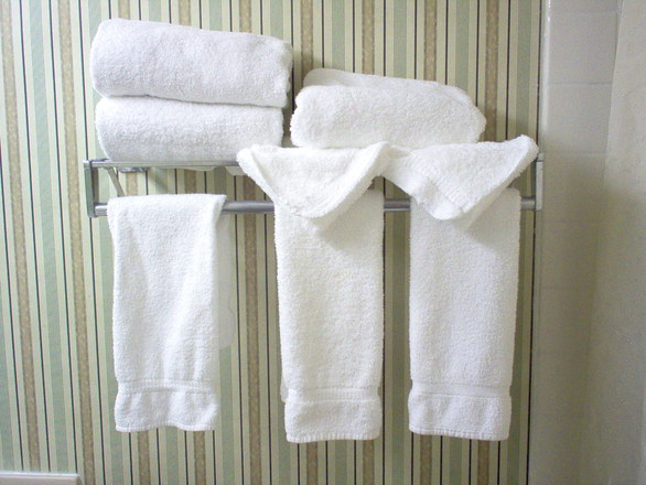 полотенца на вешалке 