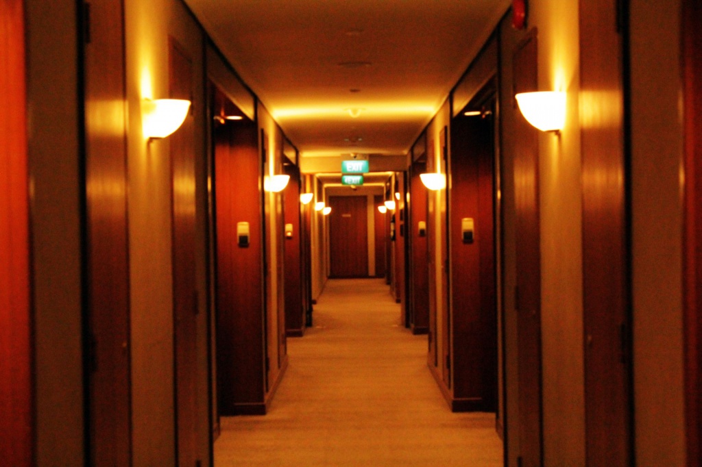 длинный коридор в отеле